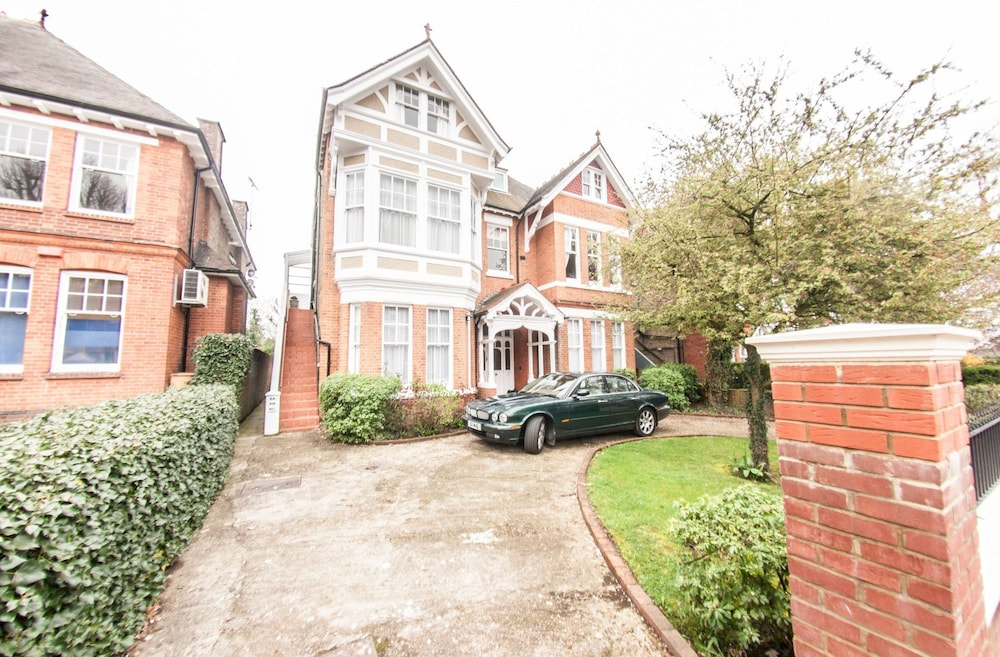 Bright, Airy 2BR Ealing Broadway Flat for 4