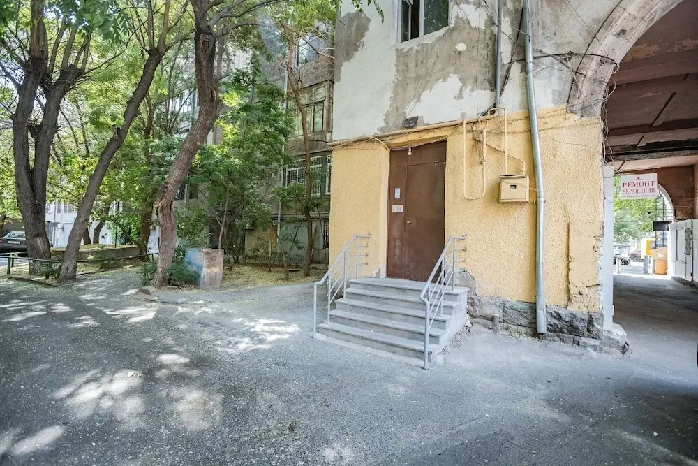 Stay in on Mashtots 16a-5