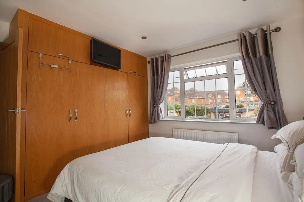 3bed House, Sleeps 7 - Hot Tub, Garden, Parking