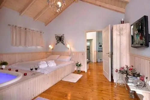 Hen Suites