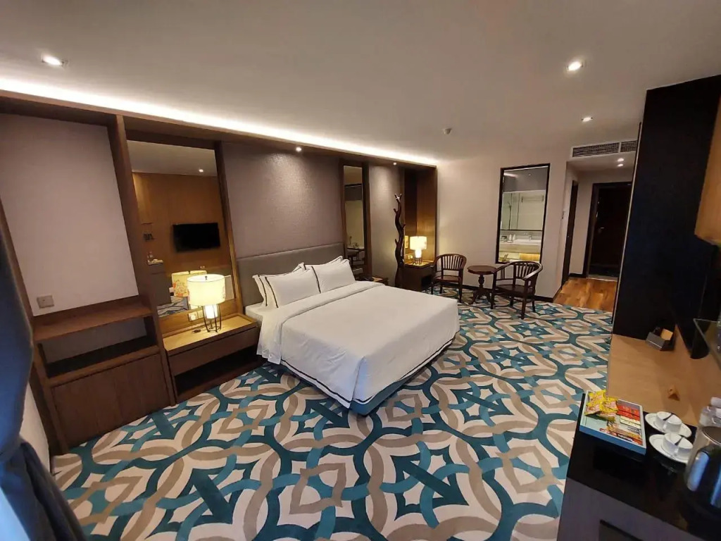 CHRISTEE SUITES HOTEL