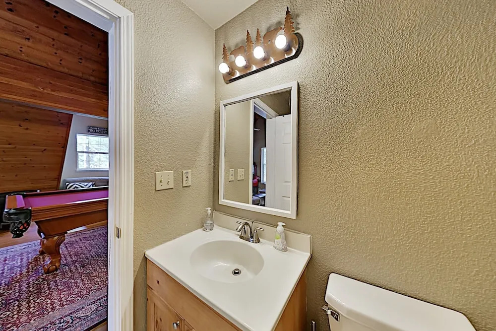 Tranquil Big Deck, Pool Table, Near Trails 3 Bedroom Home
