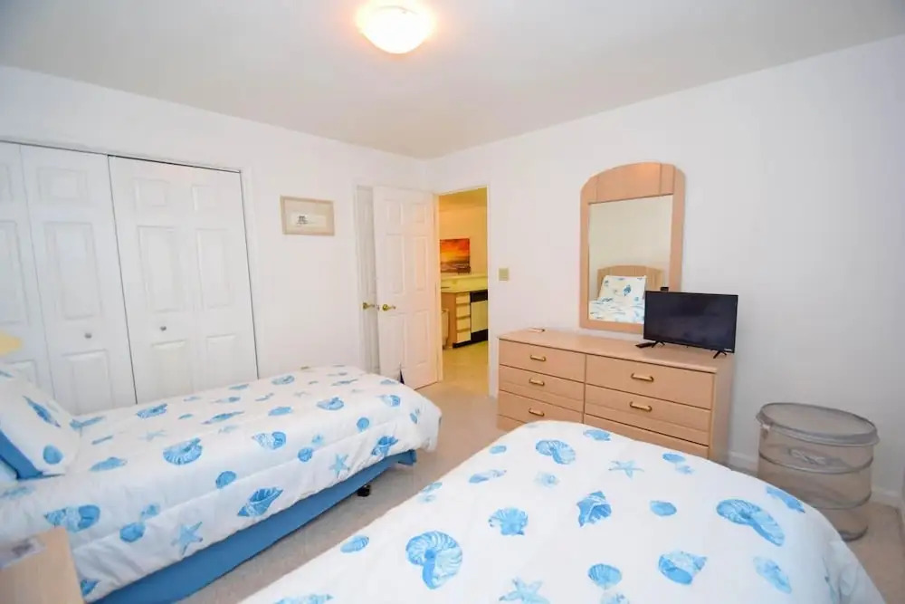Harbour Club G7 2 Bedroom Condo by RedAwning