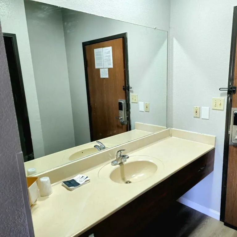 Budget Inn, Hwy 41