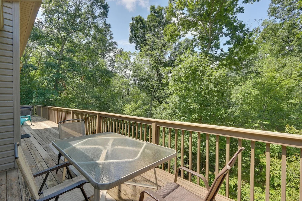 Spacious Mcgaheysville Home: Hot Tub & Pool Table!