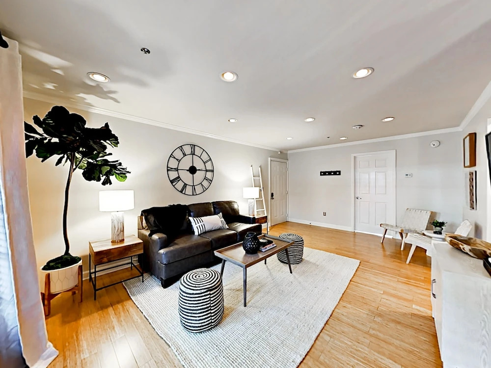 Chic SoBro - 1 Br Apts