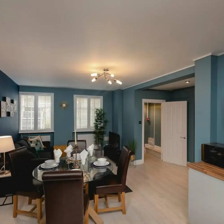 Short Walk to I360 and Beach 5 Condo With Patio