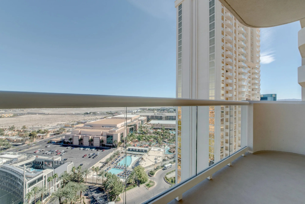 StripViewSuites at Signature