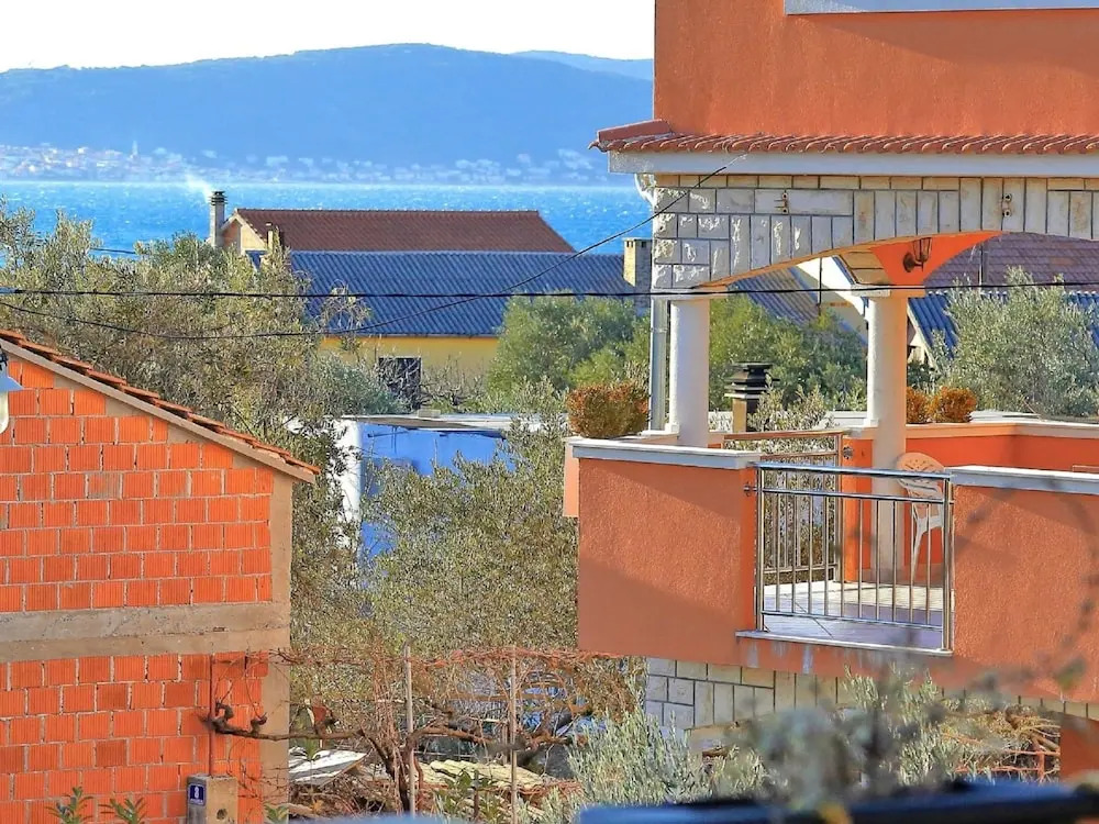 Modern Apartment With big Roofed Terrace, Garden, Near the Sea