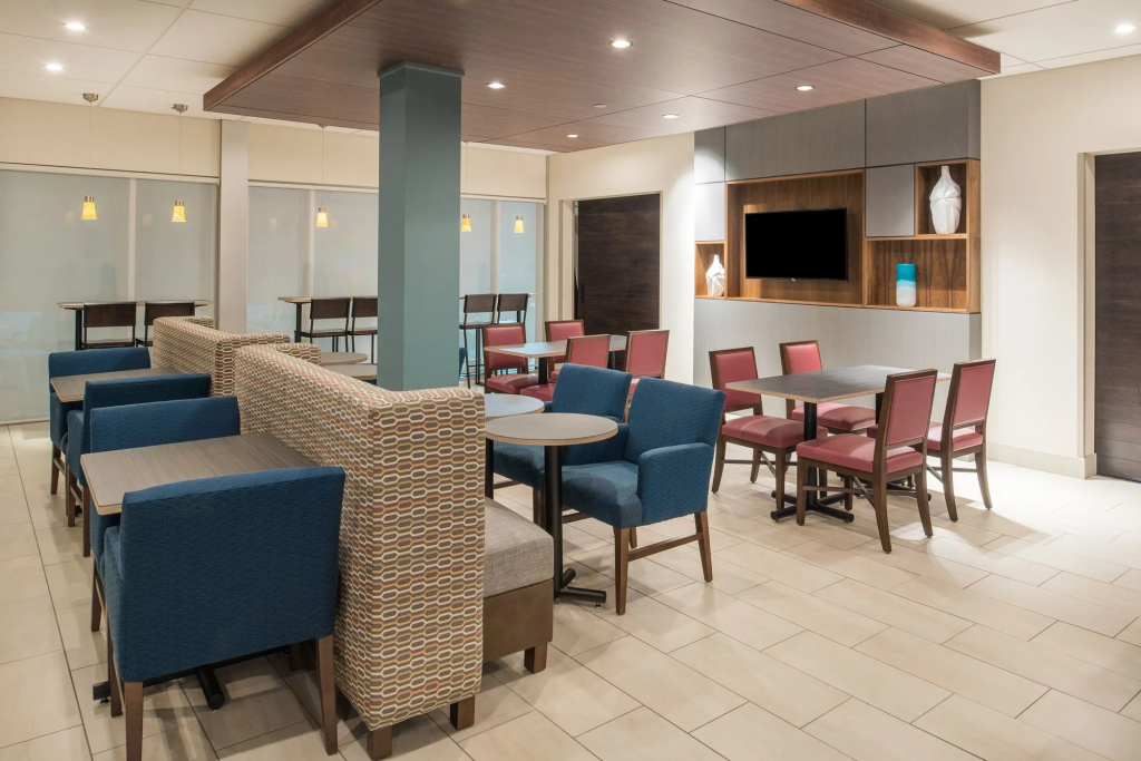 Holiday Inn Express & Suites Kingdom City by IHG