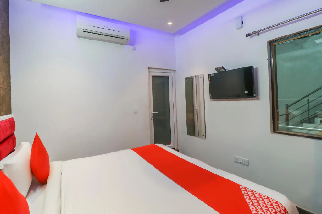 OYO 70049 Hotel Royal Palace 2