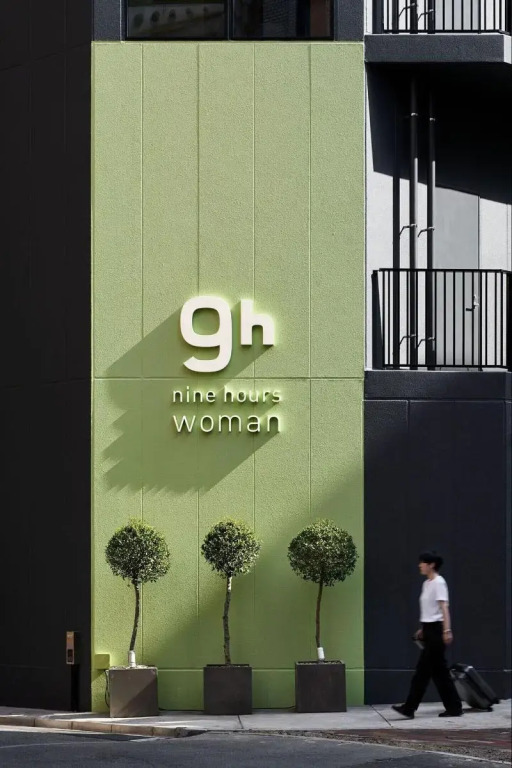 9h nine hours woman Shinjuku