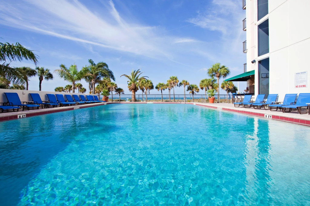 Cirque St Armands Beachside