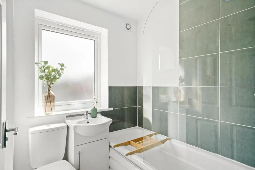 NEW 4 Sarah House by Truestays - 2 Bedroom Apartment - FREE Wifi & Parking