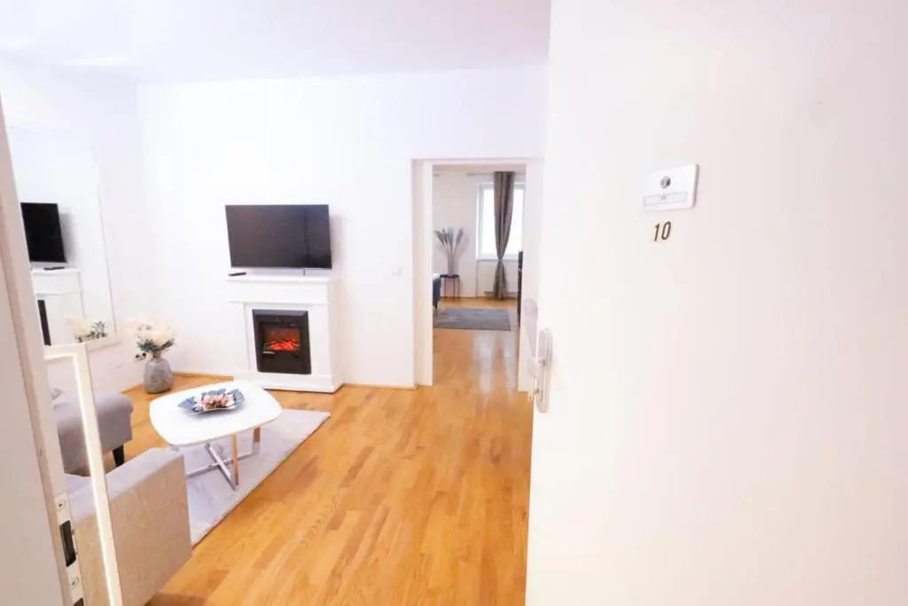 Next to City Center and Central Station, Apt. 10