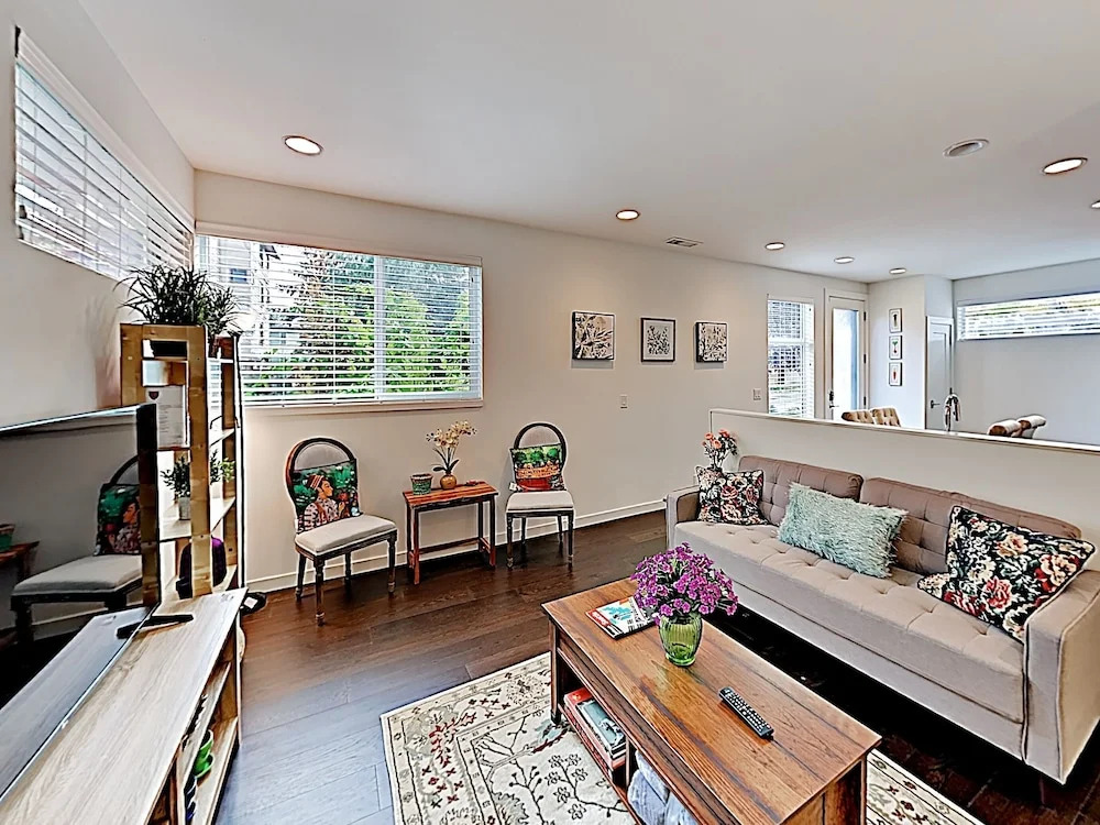 Chic Capitol Hill Townhome W/ Rooftop Deck & AC Townhouse