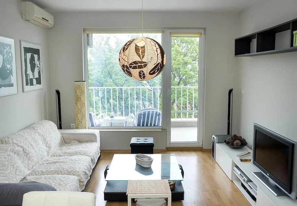 FM Luxury 1-BDR Apartment - Into the Woods