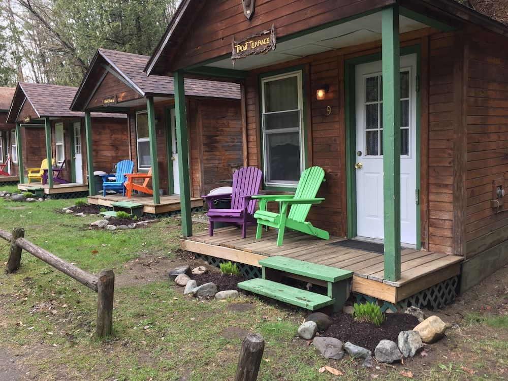 Pine Crest Motel & Cabins