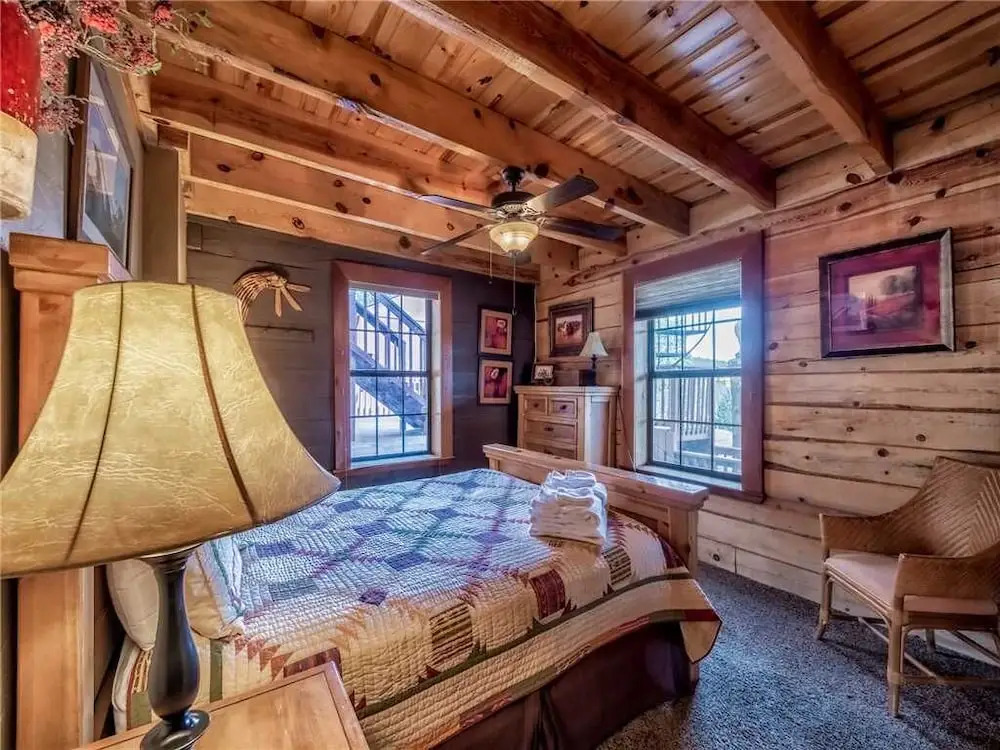 La Posada de Ponder - Four Bedroom Cabin with Hot Tub