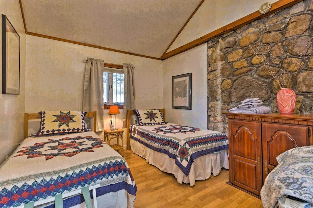 Screened Porch: 'the Rock Cottage' in Hot Springs
