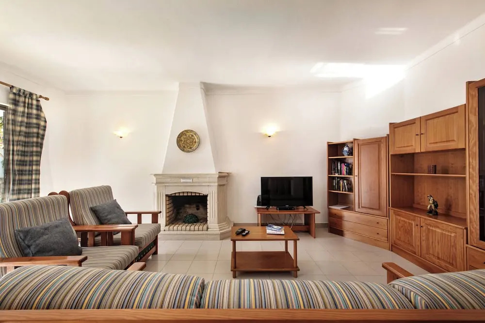 Spacious 4 bedroom villa, private pool, free air conditioning and wifi