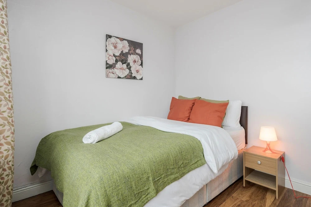 Dagenham Dream House - 4 Bedrooms