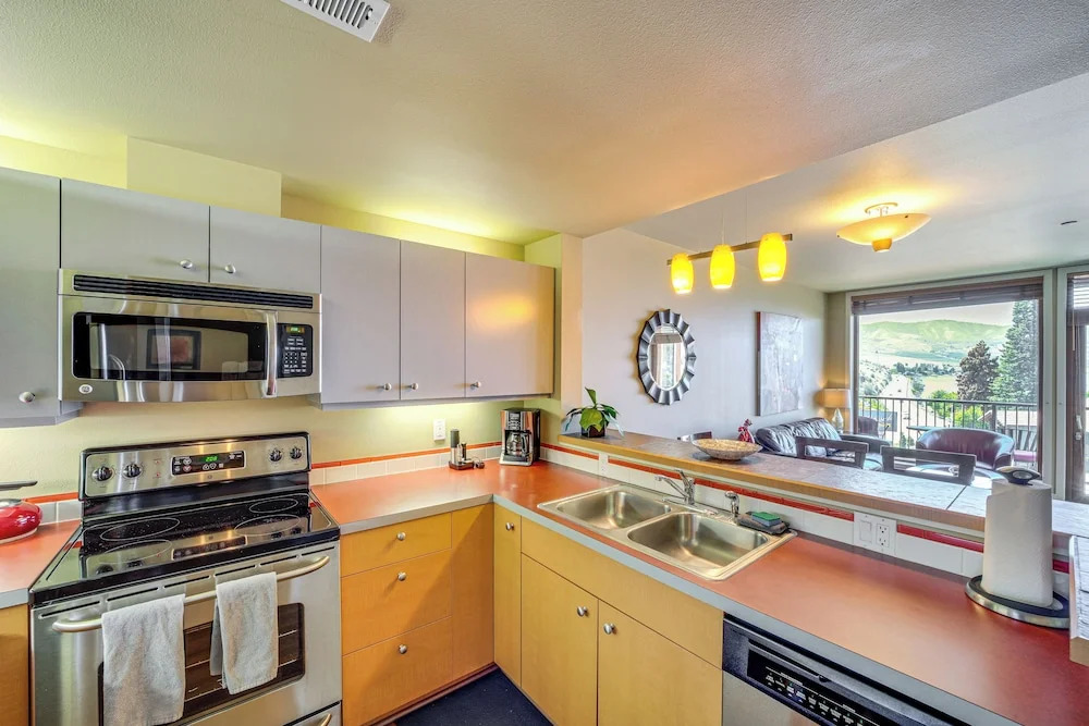 Chelan Home: Views, Pool, Hot Tub, & Beach Access