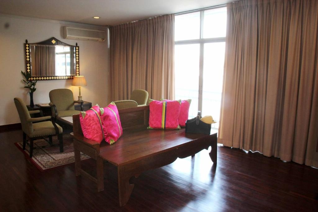 Samsen Suites Spacious 2BR Contemporary Thai Style