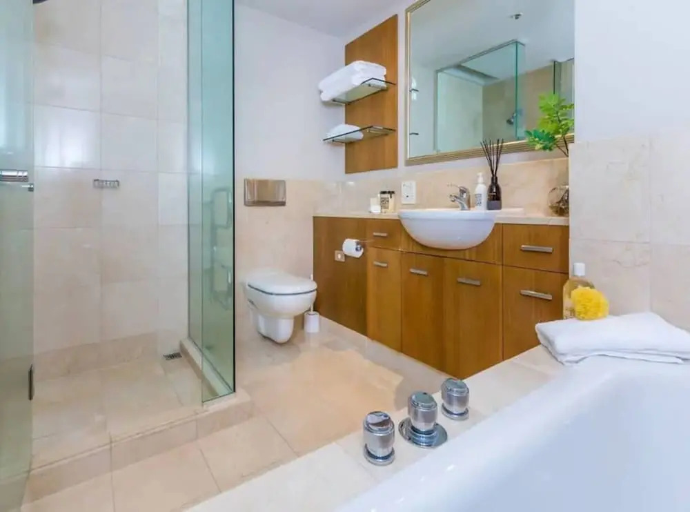 Cozy Central Apt. w/ Pool & Gym by Zodiak Stays