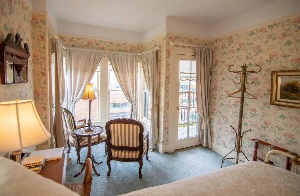 Clementines Guest House & Vacation Rentals