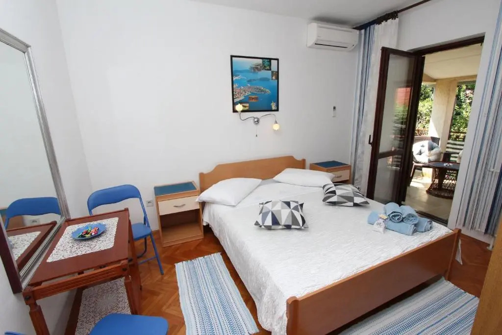 Rooms and Apartment Pina