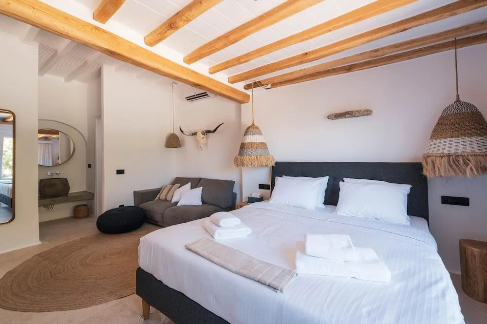 Nomade Villa 4BR over Psarou beach