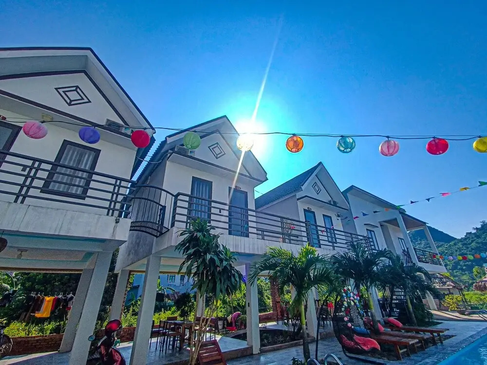 YoLo Pool Bar Villas