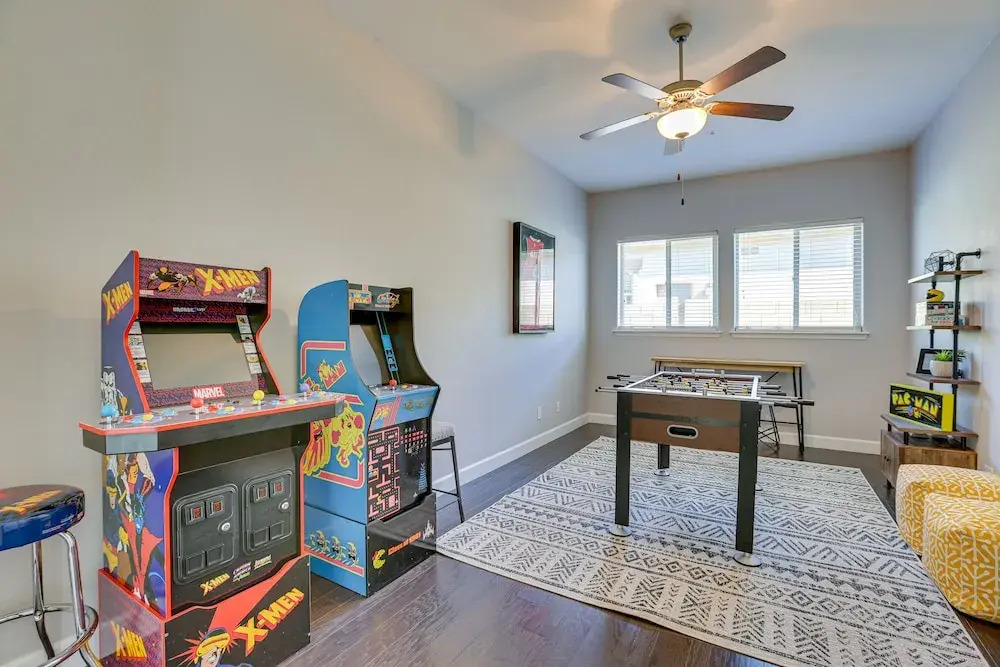 Saltwater Pool & Swim-up Bar: Goodyear Oasis!