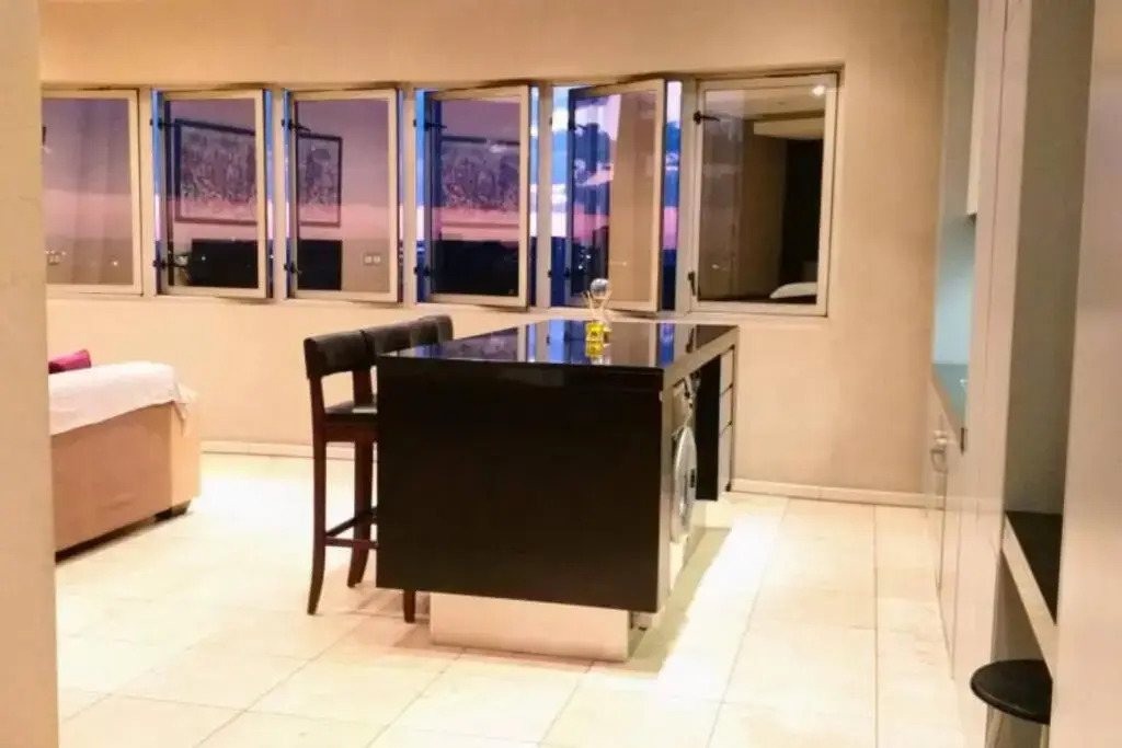 Stunning Studio apt with stunning Joburg views