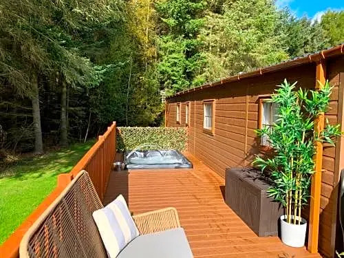 Rose Lodge - Hot Tub Getaway - Percy Woods - Pet Friendly