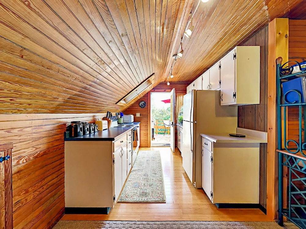 Romantic Crowâ€™s Nest Hideaway 1 Bedroom Apts