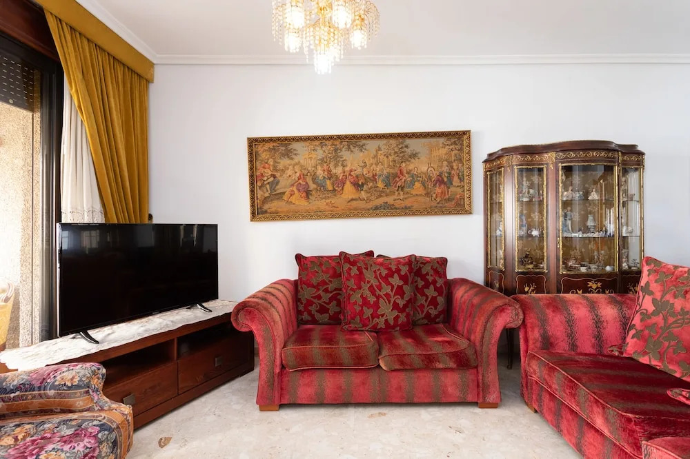 HomeLike Spacious Classic Design