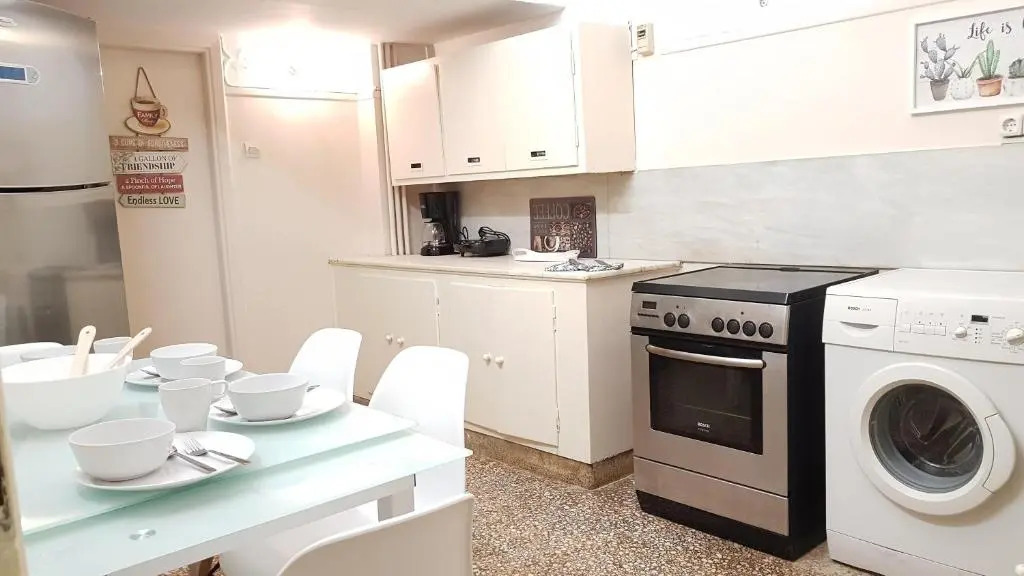 Olive Apartment- Athens Center, 4 BD, 1.5 BATH