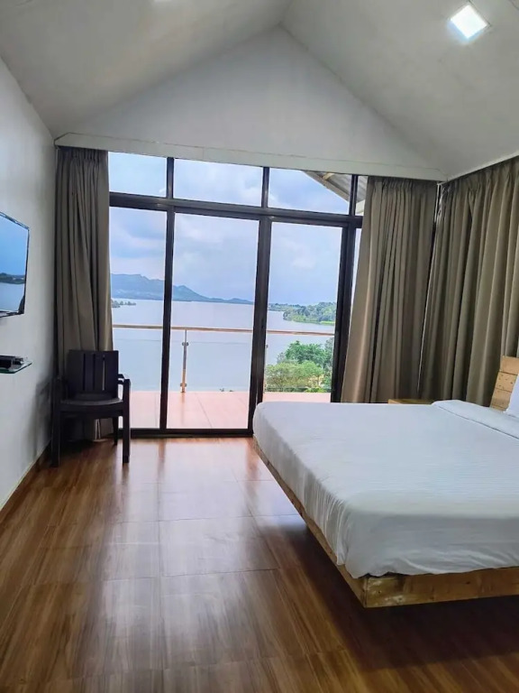 Shvas Island Resort