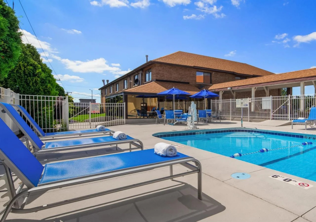 Days Inn by Wyndham St. Charles IL
