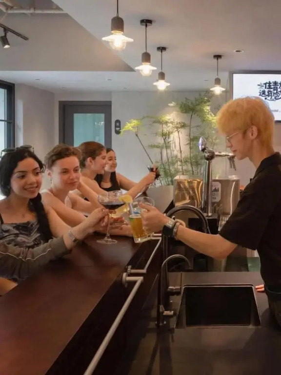 Guangzhou Desti Youth Hostel - Rainbow Bridge Metro Station-24H Reception&English Service& Cafe& Bar& Luggage Storage& Large Public Area