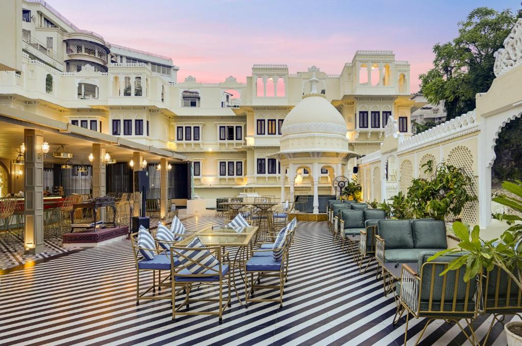 Swaroop Vilas - Lake Facing Boutique Hotel