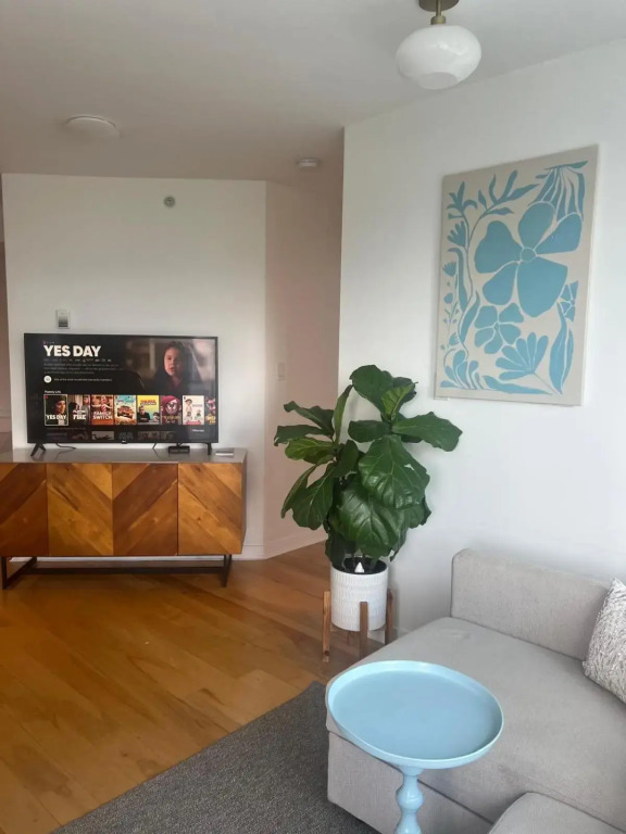 Lovely one-bedroom apartment with swiming pool, hot-tube and gym in central location