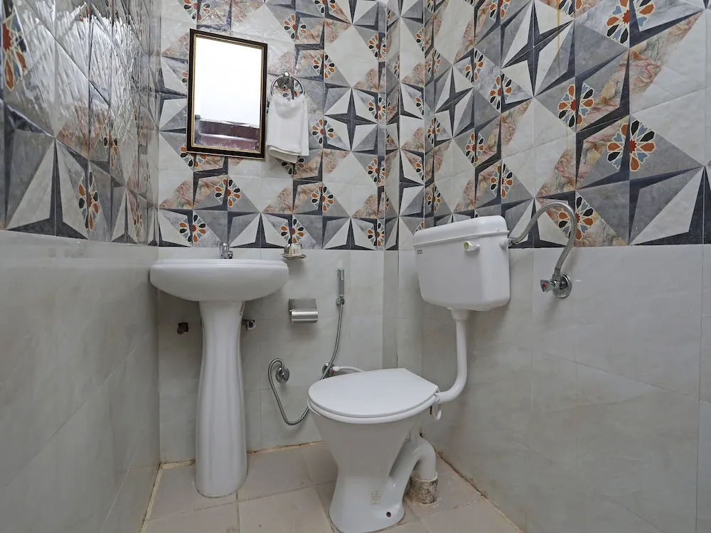 OYO 16815 Hotel Suresha