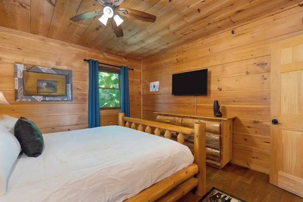 2 Homes in Big Bear by Avantstay Sleeps 22, Theater Room, Game Room, Hot Tub, Smoky Mountain Views