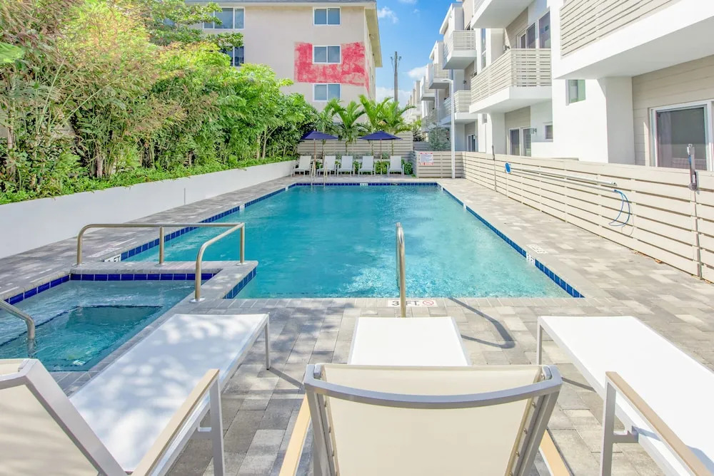 Tri-level Pompano Beach Townhouse by RedAwning