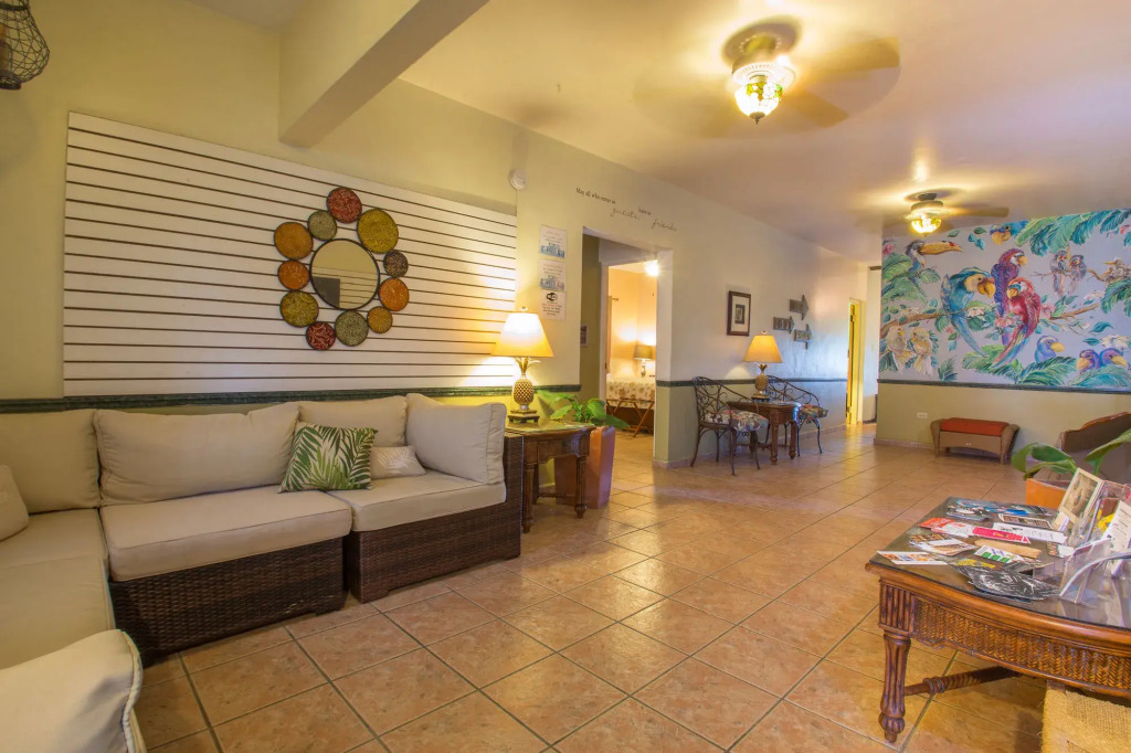 Lazy Parrot Inn