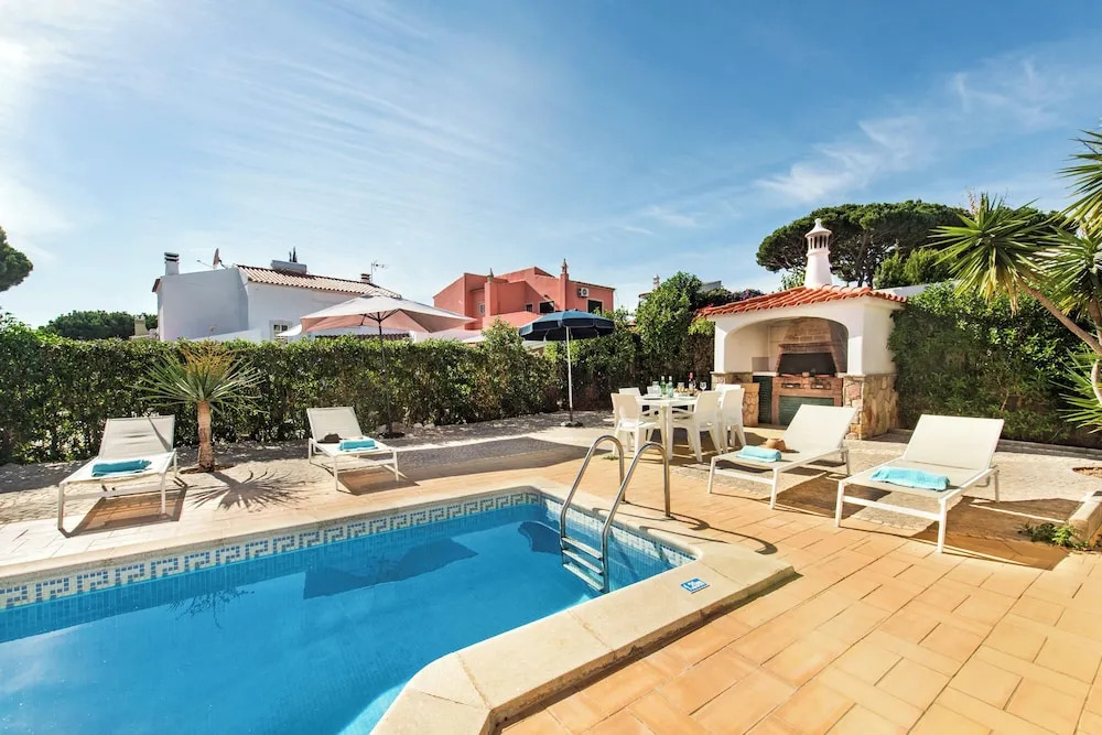 Spacious 4 bedroom villa, private pool, free air conditioning and wifi