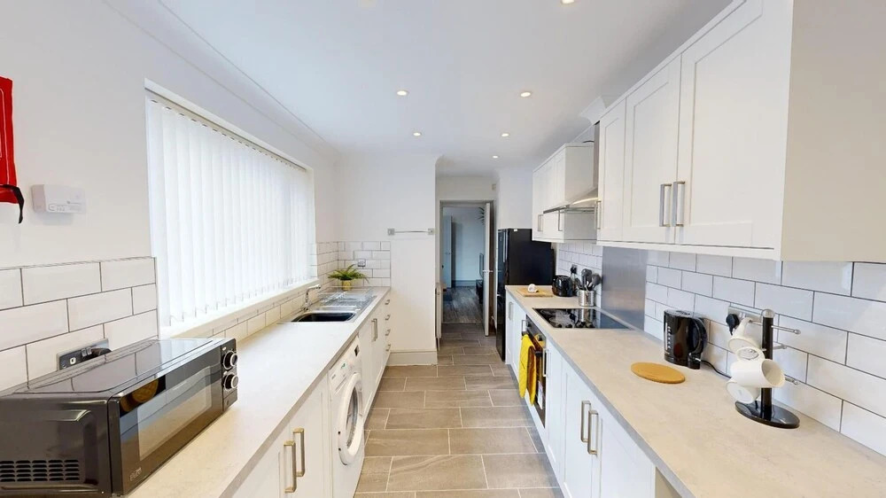 Central, Stunning 3-bed House - Free Parking